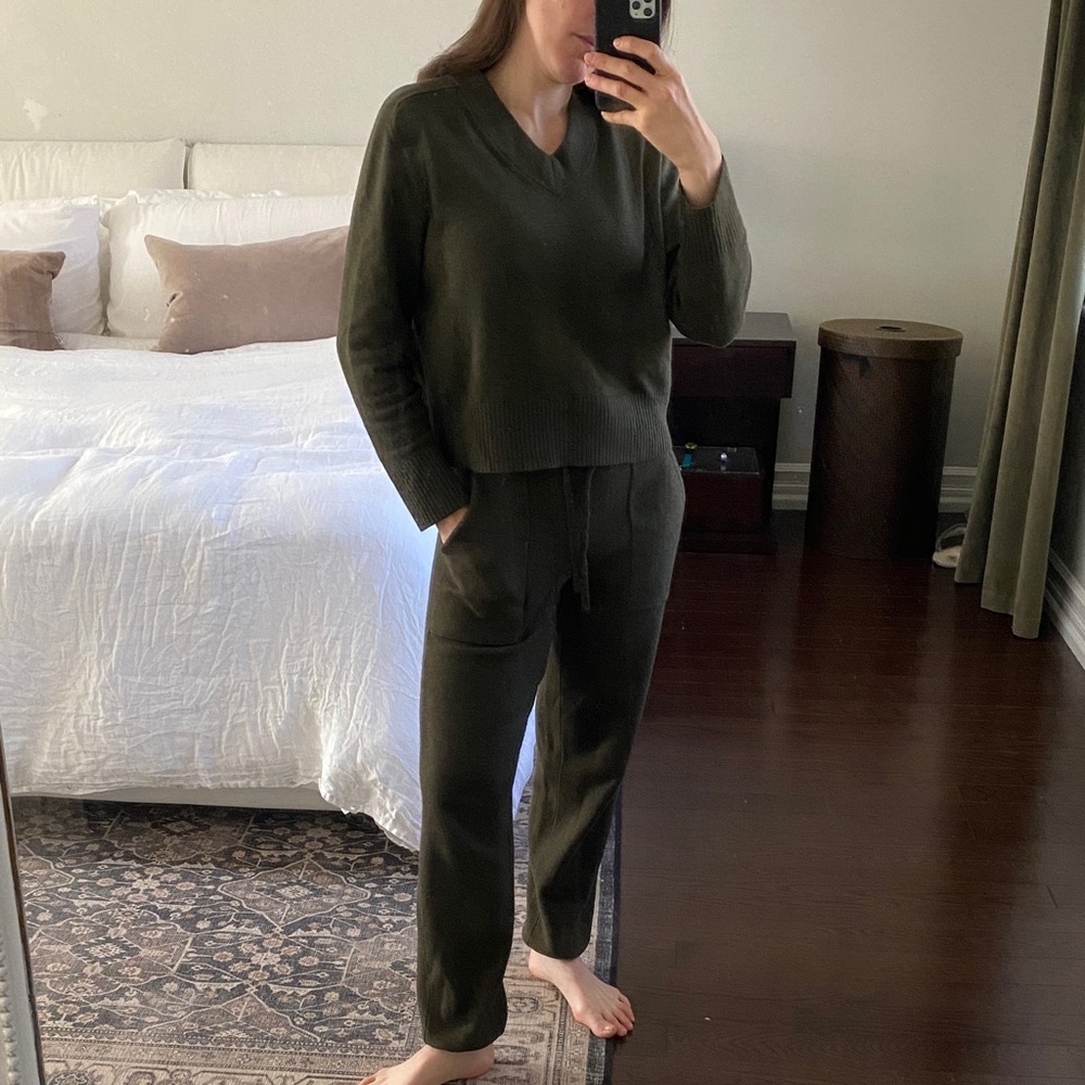 Roots Women's Dark Green Knit Sweater and Joggers